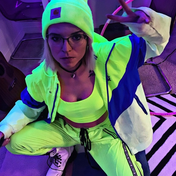 Meet your Posher, Abigail - Picture 3 of 7